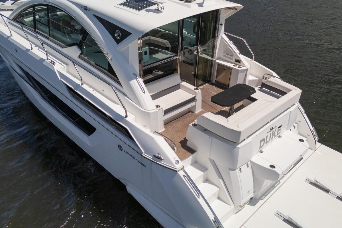 2018 Cruisers Yachts 49 