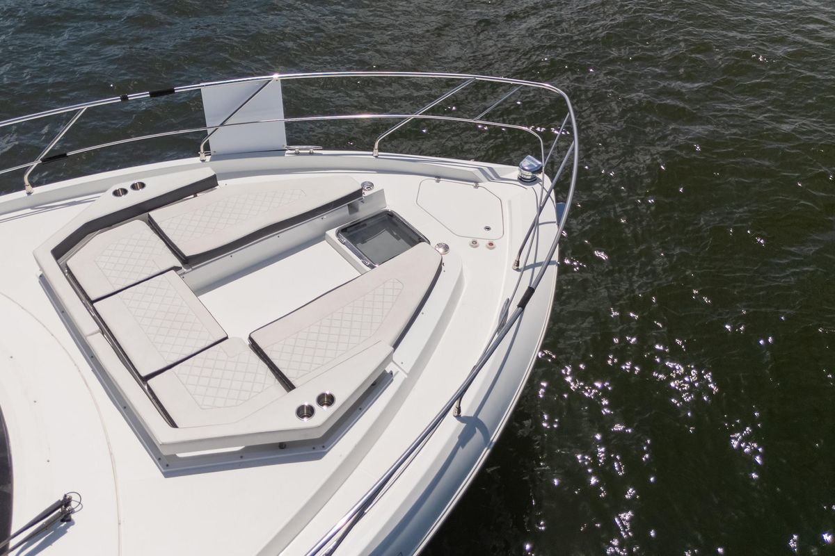 2018 Cruisers Yachts 49 