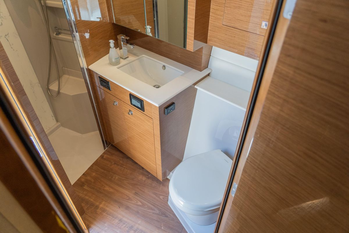 2018 Cruisers Yachts 49 
