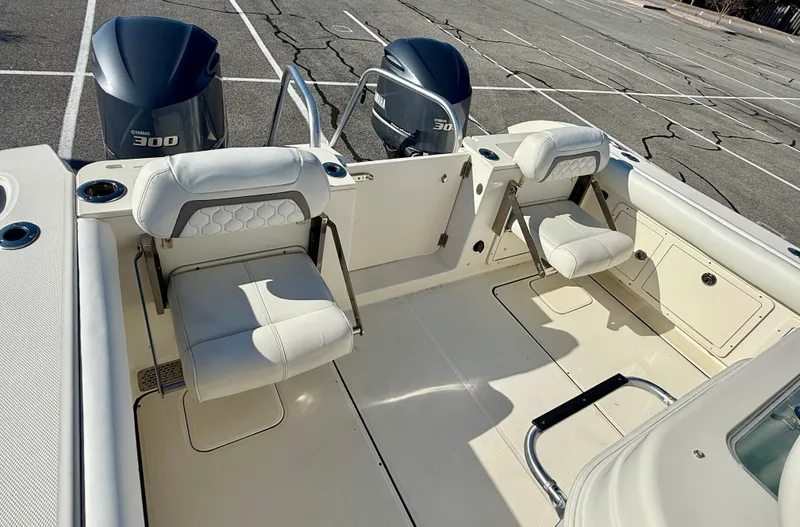 Reelaxing Yacht Photos Pics 2017 World Cat 295 CC boat interior with Yamaha 300 engines, featuring comfortable seating.