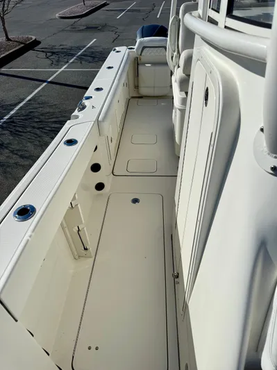 Reelaxing Yacht Photos Pics 2017 World Cat 295 CC boat interior, showcasing spacious deck and storage compartments.