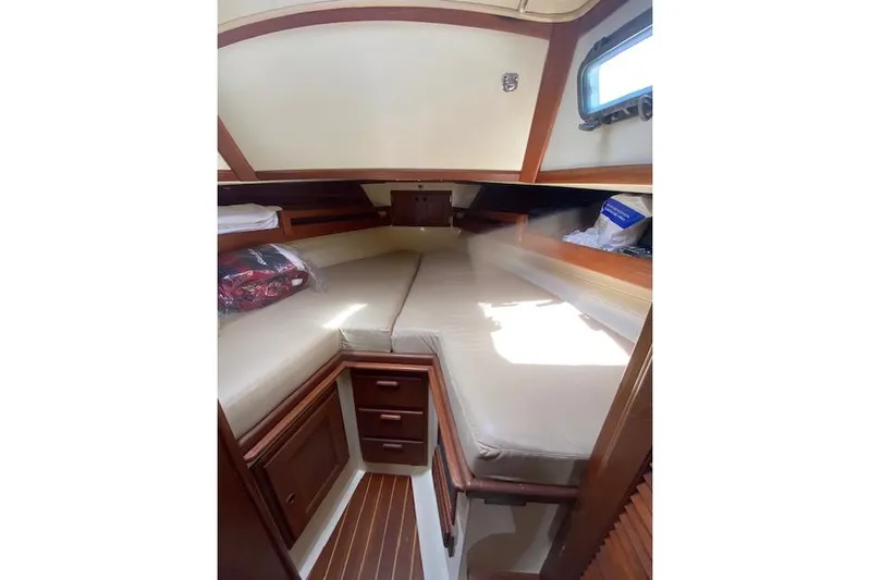 Irish Rose Yacht Photos Pics 1995 Pacific Seacraft Crealock 34 cabin interior with cozy V-berth and wooden cabinetry.