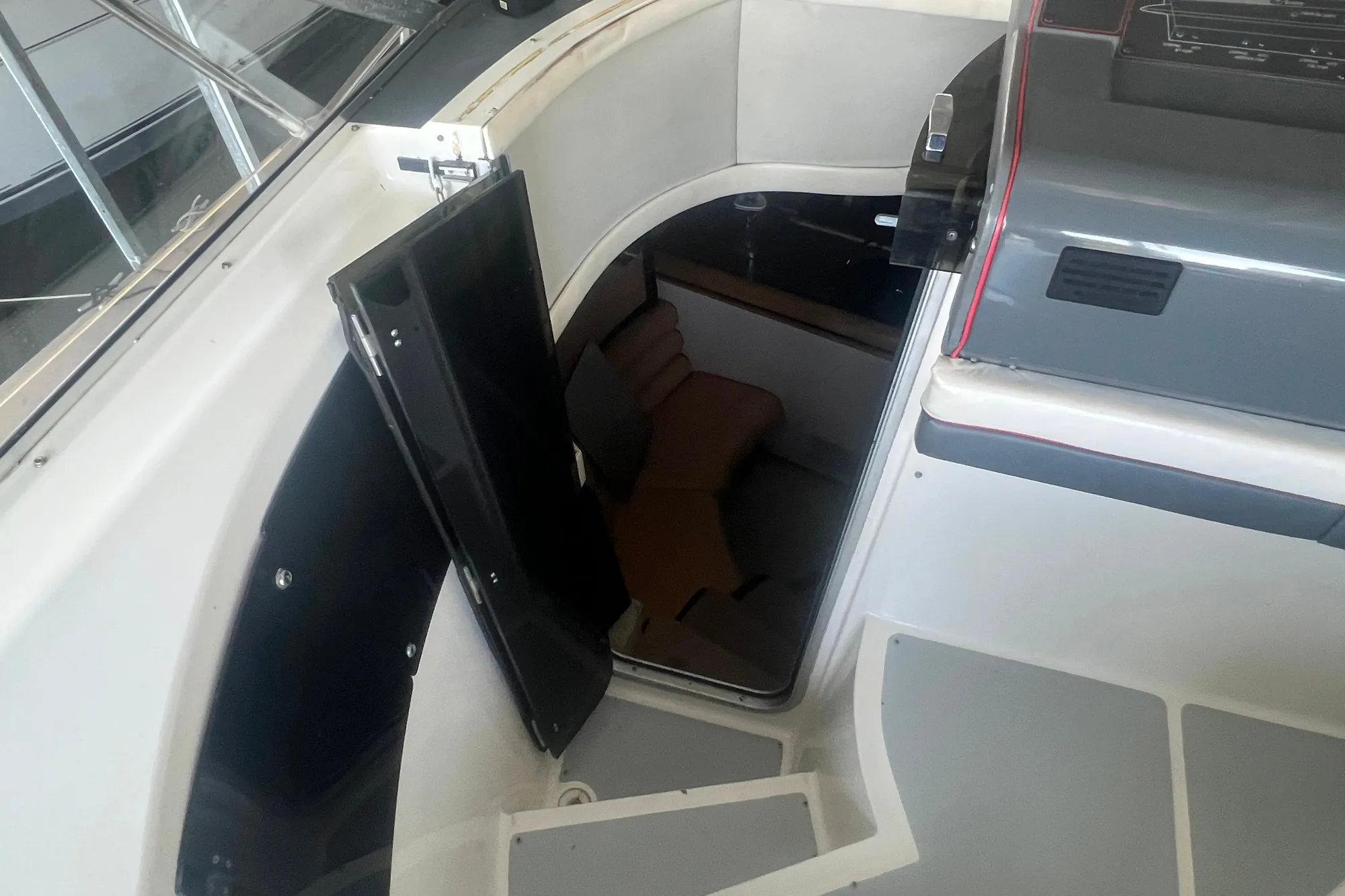 1989 Bayliner 4285 Avanti cabin entrance with open door, showcasing interior seating.