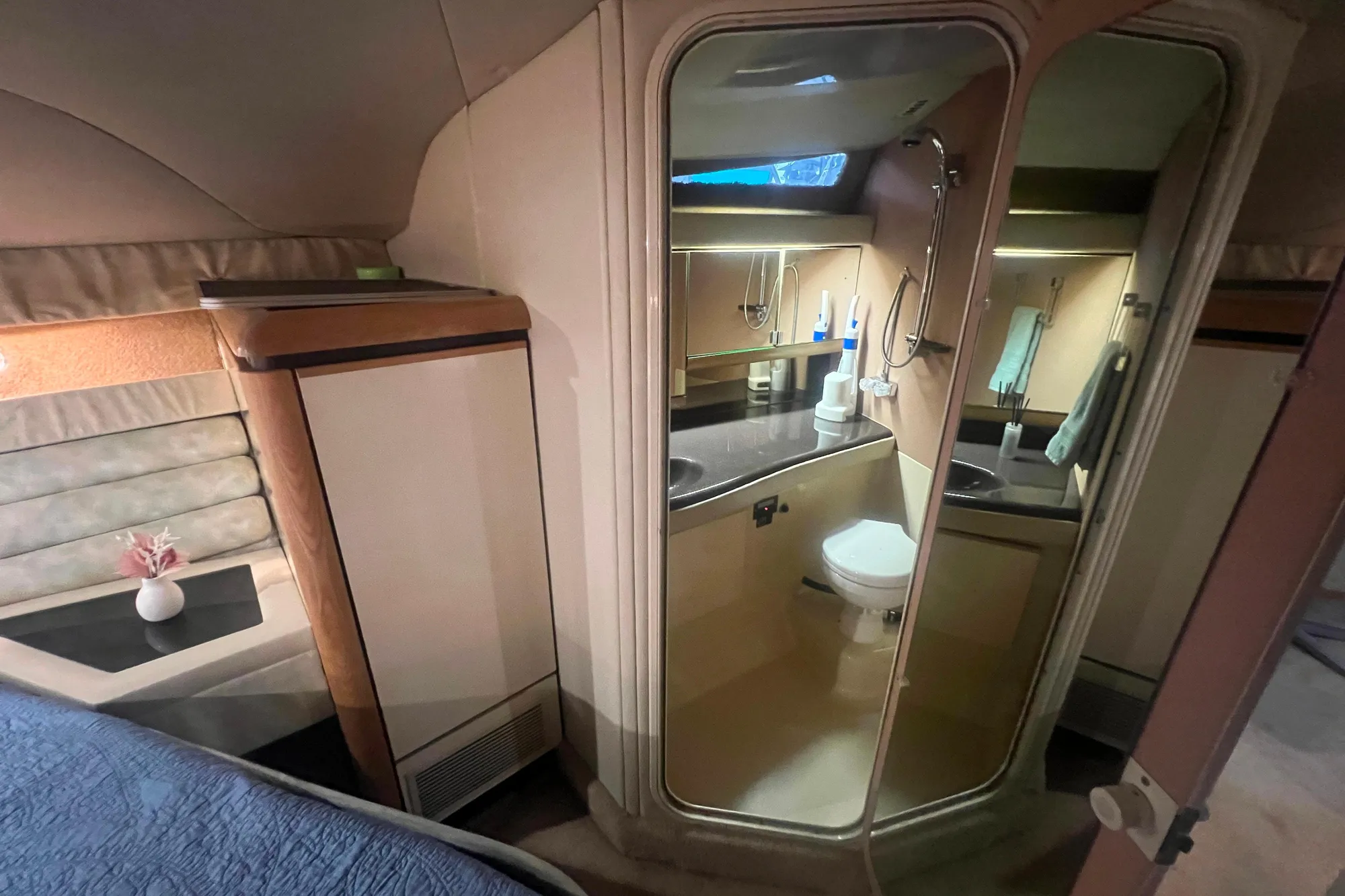 1989 Bayliner 4285 Avanti yacht interior with bathroom and cozy cabin space.