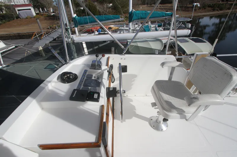Adria Yacht Photos Pics Flybridge of 2000 Willard Marine 40 Flybridge Sedan Trawler with helm and seating.