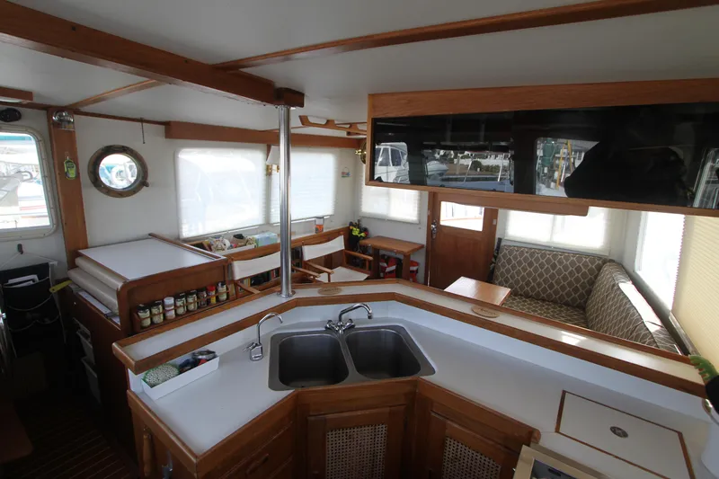 Adria Yacht Photos Pics Interior of 2000 Willard Marine 40 Flybridge Sedan Trawler with kitchen and seating area.
