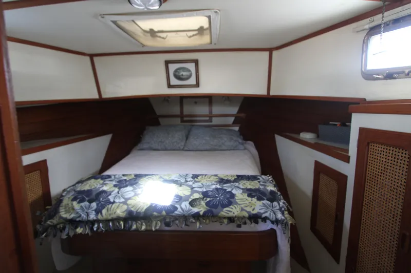 Adria Yacht Photos Pics Cozy cabin interior of 2000 Willard Marine 40 Flybridge Sedan Trawler with bed and floral blanket.