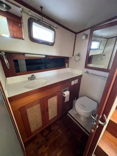 Adria Yacht Photos Pics Bathroom interior of 2000 Willard Marine 40 Flybridge Sedan Trawler, featuring sink and toilet.