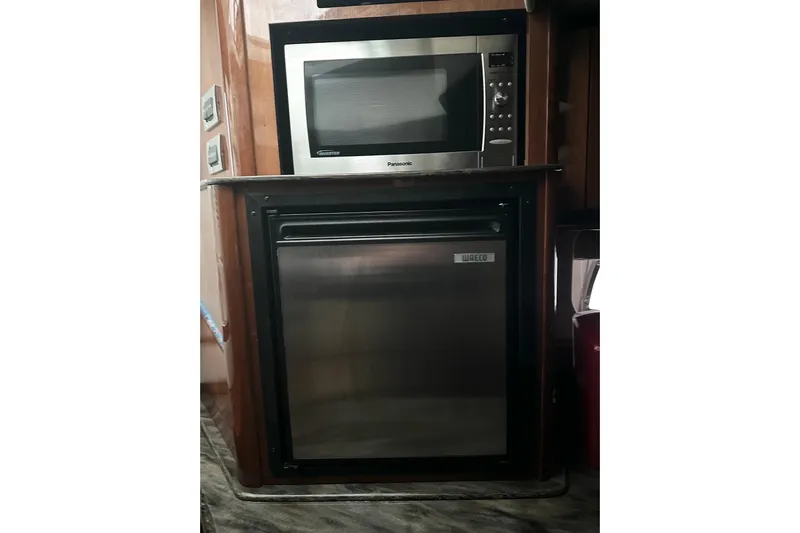  Yacht Photos Pics Microwave and mini fridge in 2012 Sea Ray 390 Sundancer yacht interior.