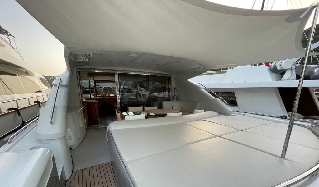 2005 Pershing 76 
