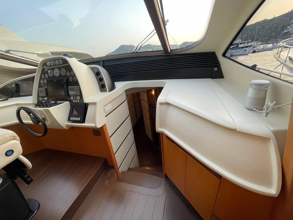 2005 Pershing 76 