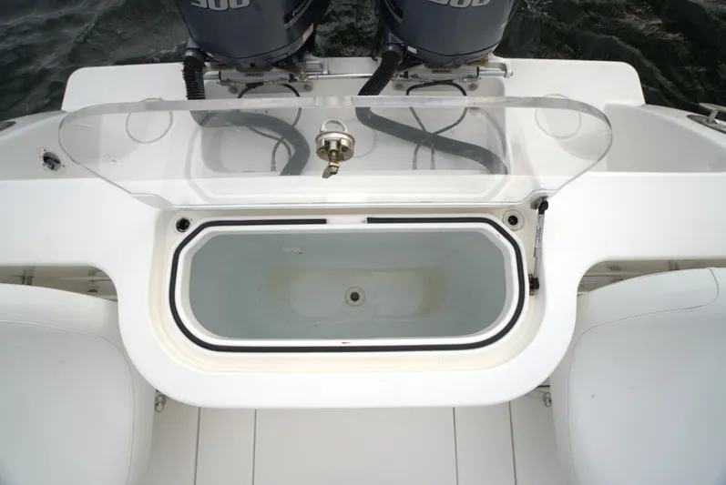  Yacht Photos Pics Invincible 33 boat livewell with dual engines, 2012 model.