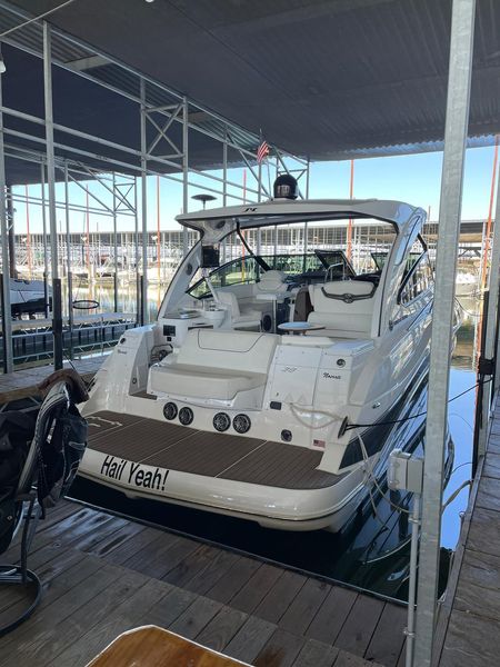 2017 Cruisers Yachts 38 Express