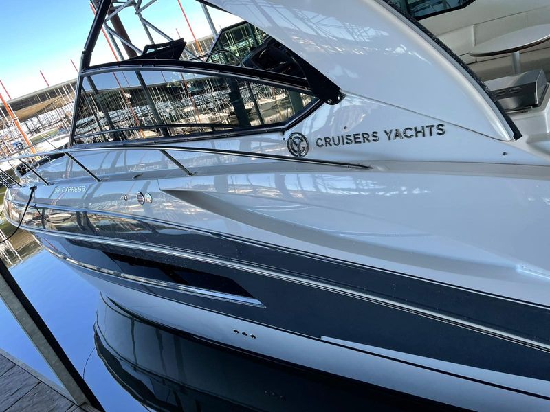 2017 Cruisers Yachts 38 Express