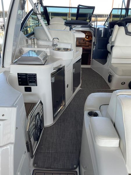 2017 Cruisers Yachts 38 Express