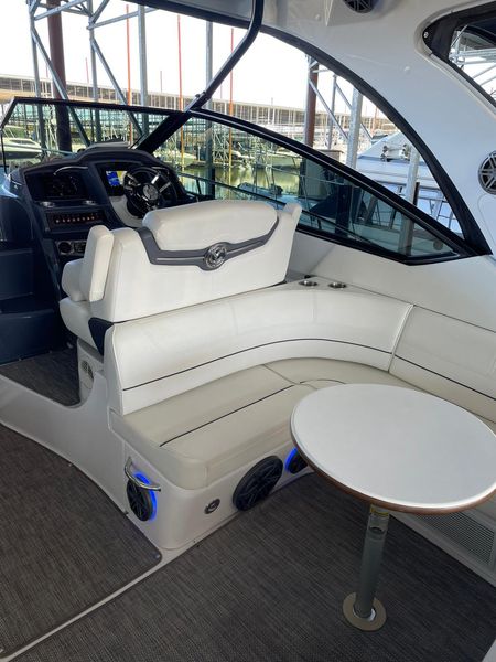 2017 Cruisers Yachts 38 Express