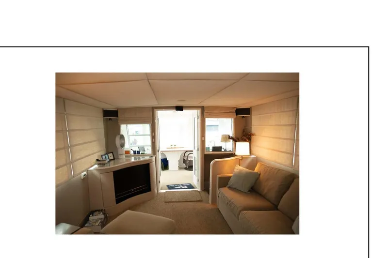 "focus" Yacht Photos Pics Interior of 1977 Hatteras 58 Yacht Fisherman, featuring cozy seating and elegant decor.