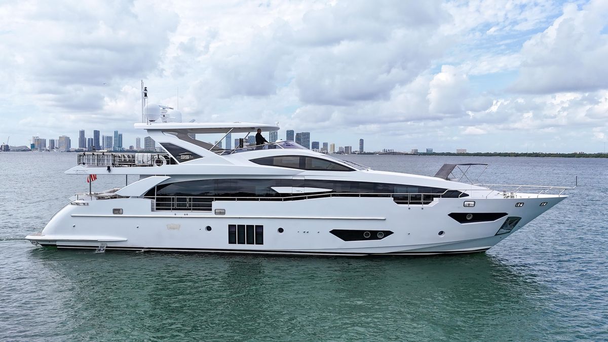 2017 Azimut 95 