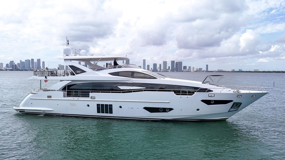 2017 Azimut 95 