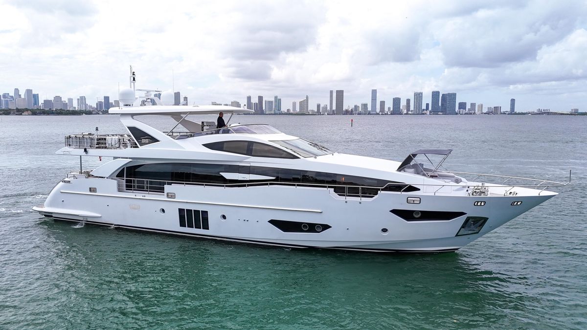 2017 Azimut 95 