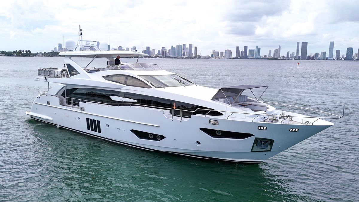 2017 Azimut 95 