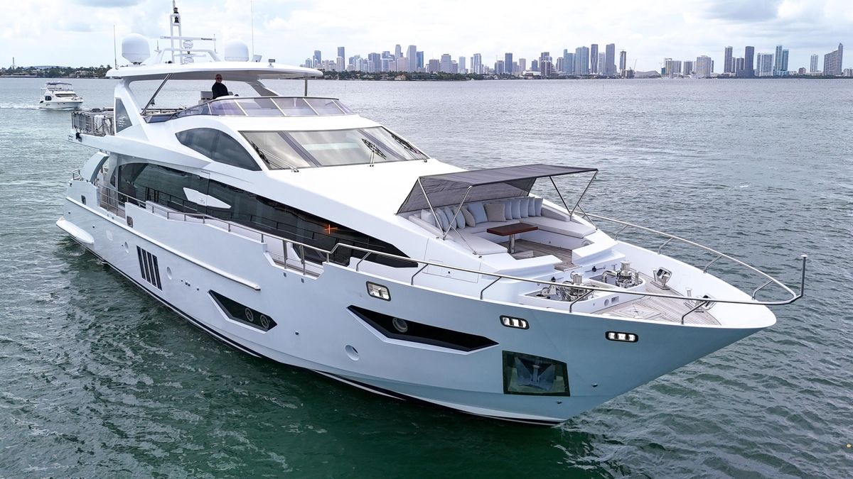 2017 Azimut 95 