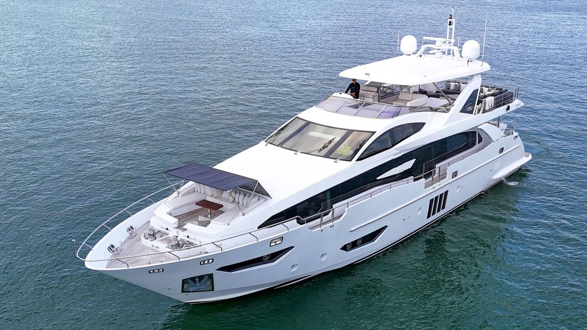 2017 Azimut 95 