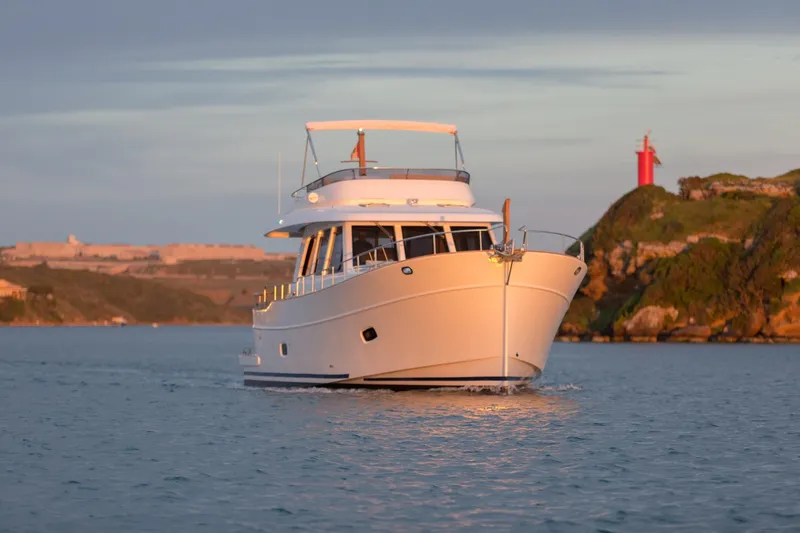  Yacht Photos Pics Flared bow