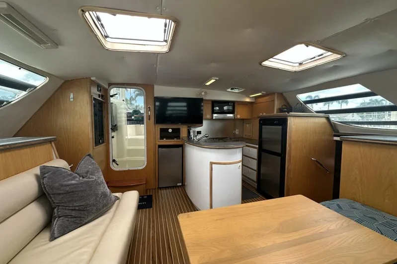 La De Dah Yacht Photos Pics 2007 Manta 44 Power Cat 'Lah De Dah' - Dinette