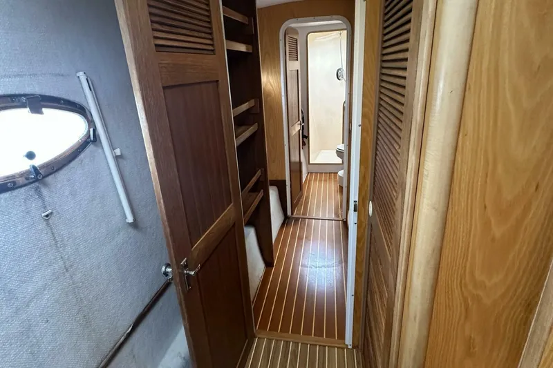 La De Dah Yacht Photos Pics 2007 Manta 44 Power Cat 'Lah De Dah' - Hallway