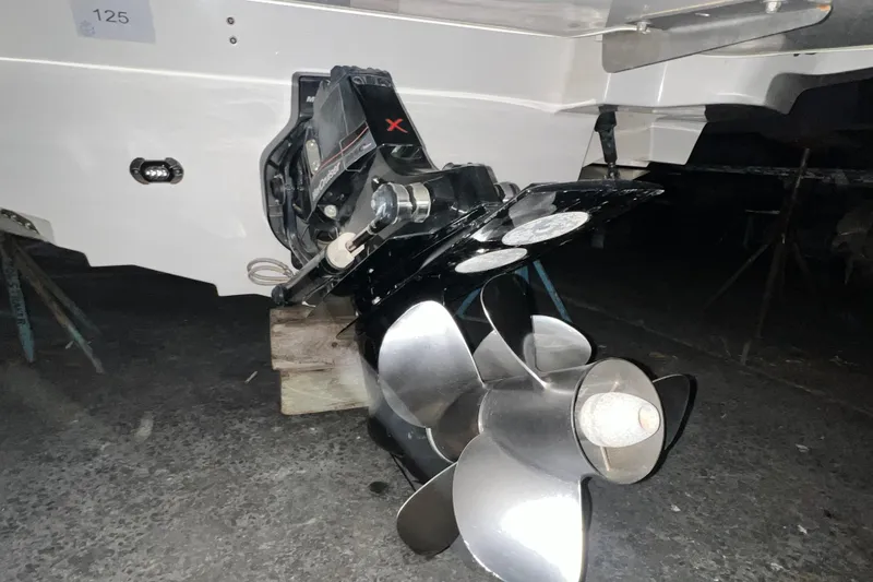  Yacht Photos Pics 2017 Sea Ray 280 SLX boat propeller and outdrive detail.