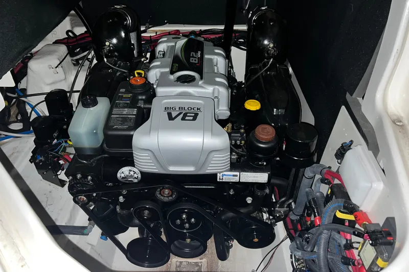  Yacht Photos Pics 2017 Sea Ray 280 SLX engine compartment with Big Block V8 engine.