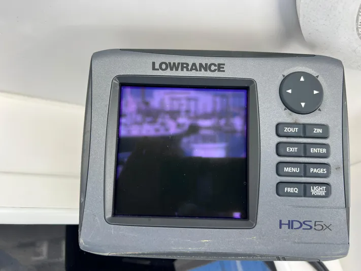 Dog Daze Yacht Photos Pics Lowrance HDS 5x fishfinder on 2001 Jupiter 35 Convertible boat dashboard.
