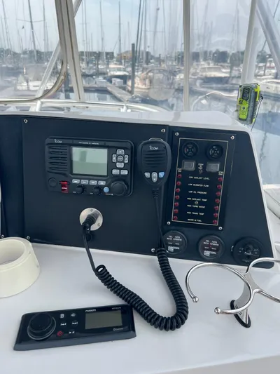 Dog Daze Yacht Photos Pics Control panel of a 2001 Jupiter 35 Convertible boat with radio and navigation equipment.