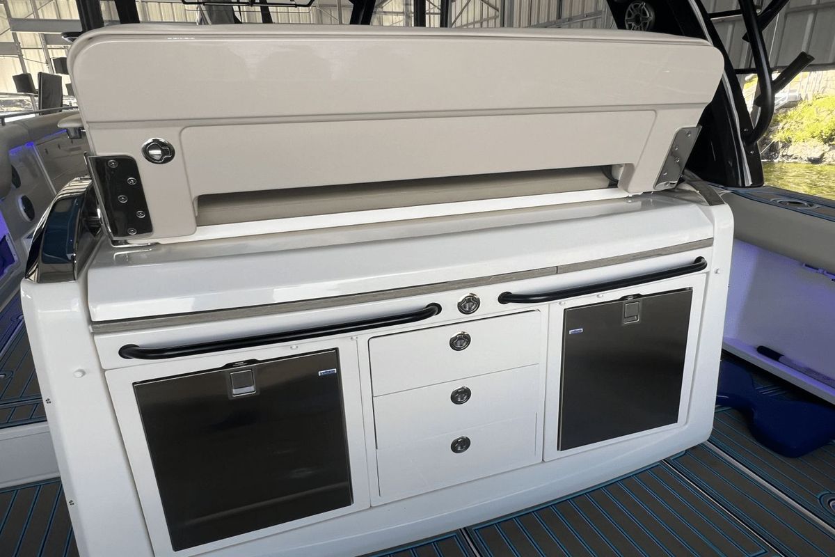 2021 Boston Whaler 42 