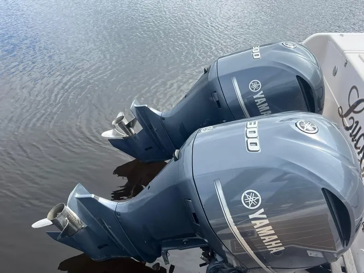  Yacht Photos Pics Twin Yamaha 300 outboard engines on a 2007 Grady-White Express 330 boat.