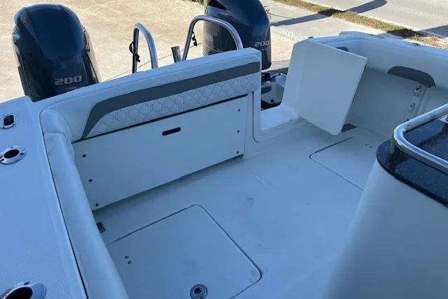  Yacht Photos Pics 2020 World Cat 280 CC-X boat interior with dual 200 engines, spacious seating, and storage.
