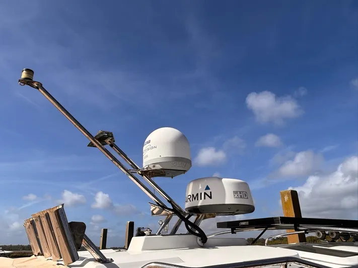 Seahorse Yacht Photos Pics Cutwater 28 LE 2016 boat with Garmin radar equipment against a clear blue sky.