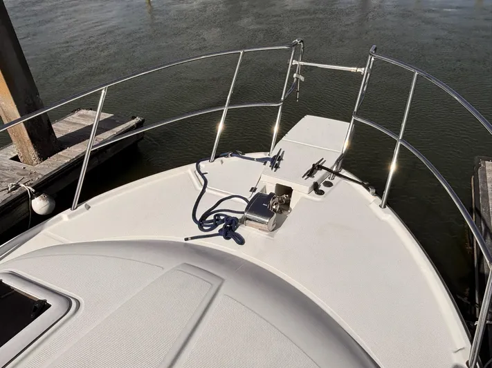 Seahorse Yacht Photos Pics Bow of a 2016 Cutwater 28 LE boat with railing and anchor.