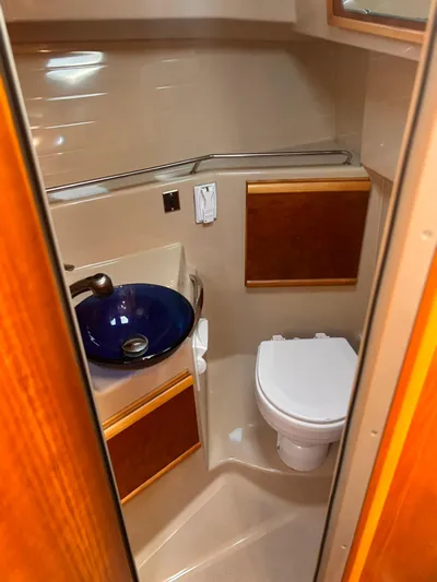Seahorse Yacht Photos Pics 2016 Cutwater 28 LE boat bathroom with blue sink and toilet.
