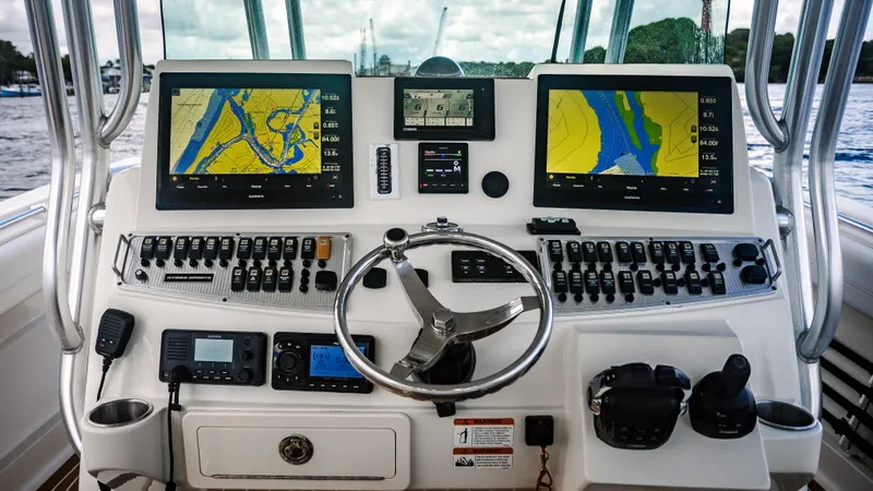 Compass Yacht Photos Pics 2012 Hydra-Sports - Helm electronics