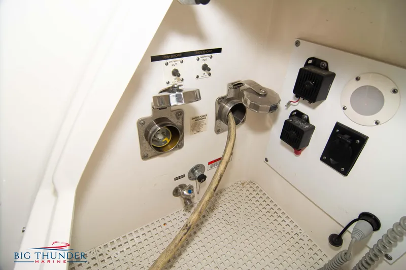  Yacht Photos Pics Sea Ray 540 Sundancer 2013 electrical panel and connections.