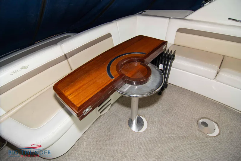  Yacht Photos Pics Interior seating and table of 2013 Sea Ray 540 Sundancer yacht.