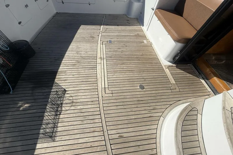  Yacht Photos Pics Teak deck of 2000 Royal Pacific 476 Sport Cruiser with seating and storage.