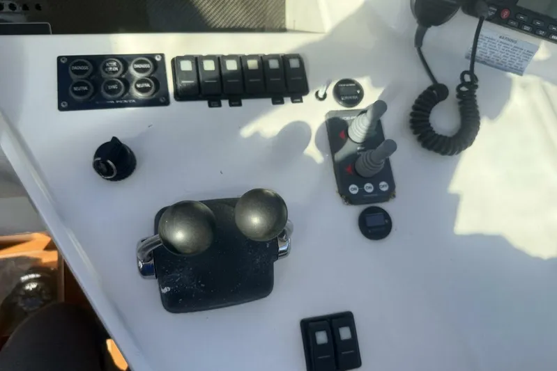  Yacht Photos Pics Control panel of a 2000 Royal Pacific 476 Sport Cruiser boat.