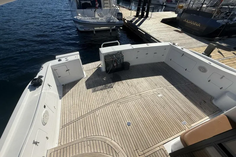  Yacht Photos Pics Spacious deck of 2000 Royal Pacific 476 Sport Cruiser at marina.