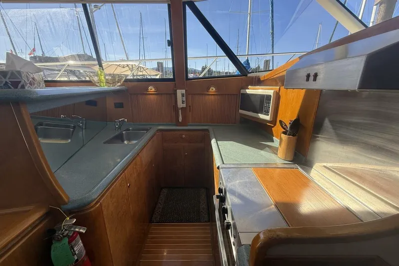  Yacht Photos Pics Interior of 2000 Royal Pacific 476 Sport Cruiser with modern kitchen amenities.