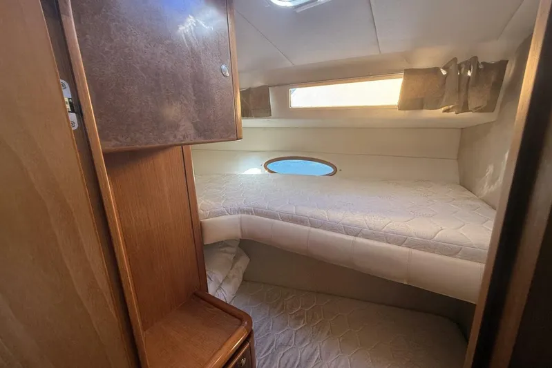  Yacht Photos Pics Interior cabin of 2000 Royal Pacific 476 Sport Cruiser with cozy bunk beds.