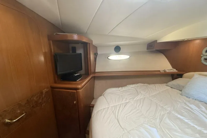  Yacht Photos Pics Interior cabin of 2000 Royal Pacific 476 Sport Cruiser with bed and TV.