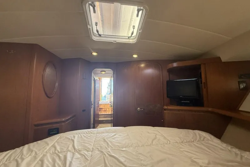  Yacht Photos Pics Interior cabin of 2000 Royal Pacific 476 Sport Cruiser with bed and TV.